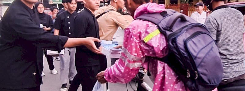 Poltekpar Makassar dan ICA Sulsel Turun ke Jalan Bagi Kue dan Tajil 