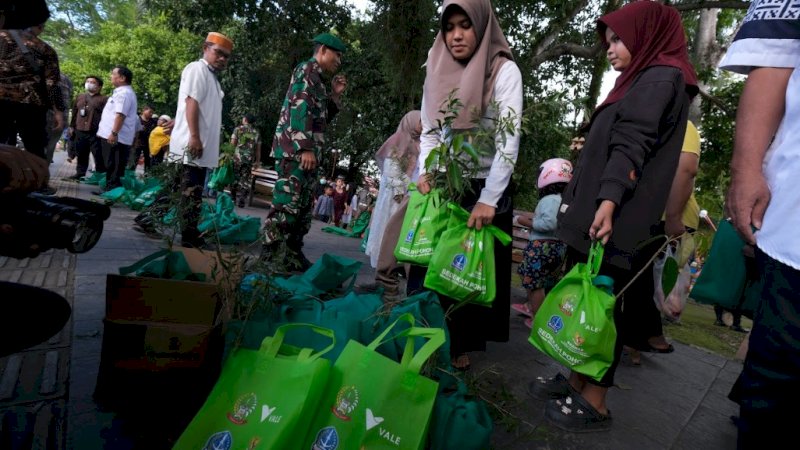 PT Vale Indonesia bersama mitra rekanan membagikan 4.000 bibit pohon saat peringatan Nuzululqur'an tingkat provinsi di Lapangan Merdeka, Kabupaten Bone, Rabu (27/3/2024). (Foto: PT Vale Indonesia)