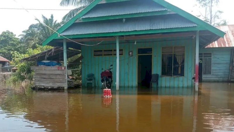 Kondisi salah satu rumah yang terendam banjir di Kabupaten Luwu Utara, Sulawesi Selatan, Ahad (31/3/2024). (Foto: BNPB)