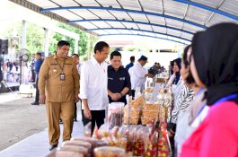 Disambut Bupati Chaidir Syam, Presiden Jokowi Silaturahmi dengan Peserta Program MEKAR di Maros