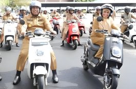 Bupati Maros Serahkan Motor Listrik Para Lurah Untuk Kendaraan Operasional