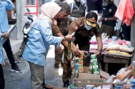 Sidak Pemkab Luwu Utara Temukan Ratusan Barang Kedaluwarsa di Pasar Tradisional