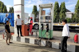 Polres Barru Periksa Stok dan Kualitas BBM di SPBU Jelang Momen Mudik Lebaran