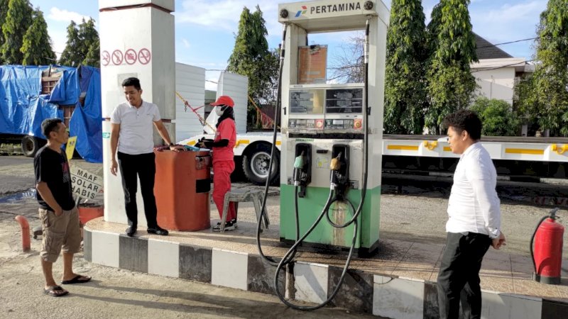 Personel Polres Barru saat mengecek salah satu Stasiun Pengisian Bahan Bakar Umum (SPBU) yang beroperasi di wilayah Kabupaten Barru, Senin (1/4/2024).