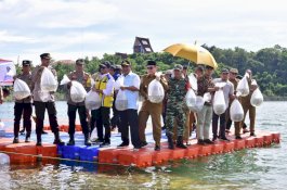 Tebar 250 Ribu Benih, Pj Gubernur Sulsel Target Wajo Jadi Pusat Ikan Air Tawar
