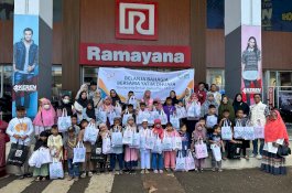 YBM PLN UID Sulselrabar Ajak Anak Yatim dan Dhuafa Belanja Baju Lebaran
