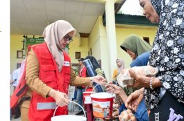 Bupati Lutra Serahkan Bantuan Warga Terdampak Banjir di Bone-Bone