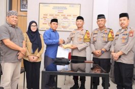 Polres Barru Salurkan Zakat 334 Personel ke Baznas