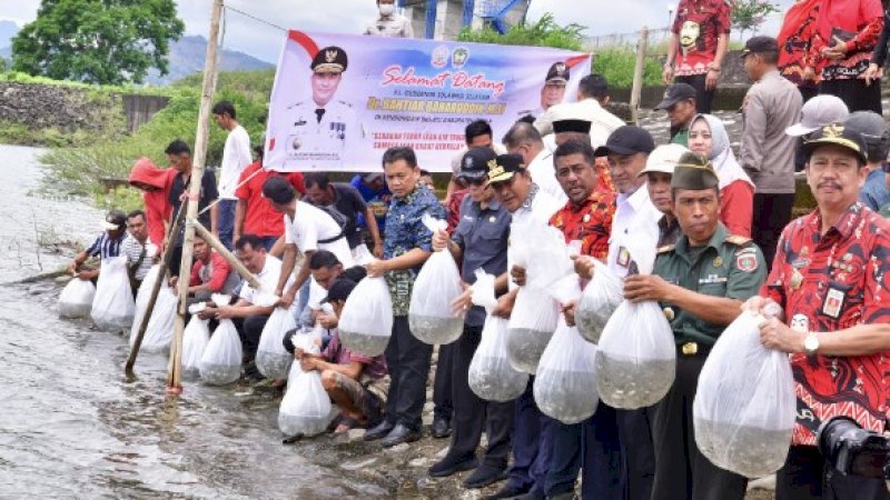 Tebar 100 Ribu Benih Ikan, Pj Gubernur Sulsel Ajak Masyarakat Rawat Bendungan Bili-bili