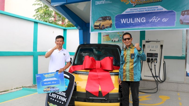 GM PLN Moch Andi Adchaminoerdin menyerahkan grandprize mobil listrik kepada pemenang 