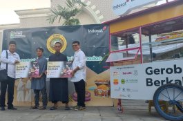 Angkat Potensi UMKM Lokal, Indosat Bagi 1.500 Porsi Hidangan Berbuka untuk Warga Makassar