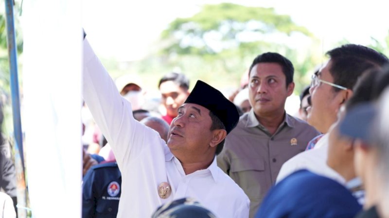 Pj Gubernur Sulsel, Bahtiar Baharuddin, bersama Komisi V DPR RI dan rombongan lainnya saat meninjau kesiapan lahan pembangunan stadion di Sudiang, Kecamatan Biringkanaya, Kota Makassar, Jumat (5/4/2024). (Foto: Pemprov Sulsel)