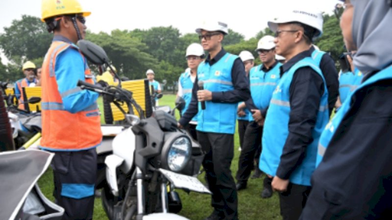 Direktur Utama PLN Darmawan Prasodjo ketika berinteraksi dengan salah seorang petugas pelayanan teknik di sela acara apel siaga kelistrikan nasional.