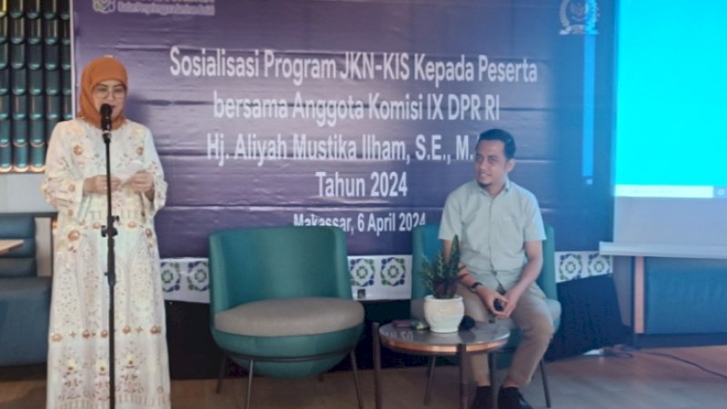 Anggota Komis IX DPR RI Hj Aliyah Mustika Ilham bersama Area Manager BPJS Kesehatan Muh Syahrul saat sosialisasi JKN KIS di Hotel Hyatt Place,sabtu (6)4)