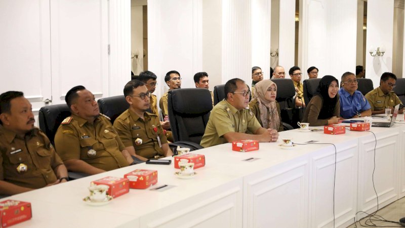 Pejabat Pemkot Makassar mengikuti virtual meeting denganUrban Redevelopment Authority (URA) Singapura. 