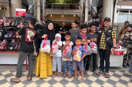 Berbagi Kebahagian, Erna Rasyid Taufan Ajak Anak Yatim - Dhuafa Belanja Baju Lebaran