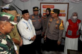 Penjabat Gubernur dan Forkopimda Pantau Keamanan dan Bagikan Paket di Malam Takbiran
