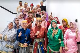 Peringati Hari Kebudayaan, Kepala Bappeda dan Staf Berpakaian Adat