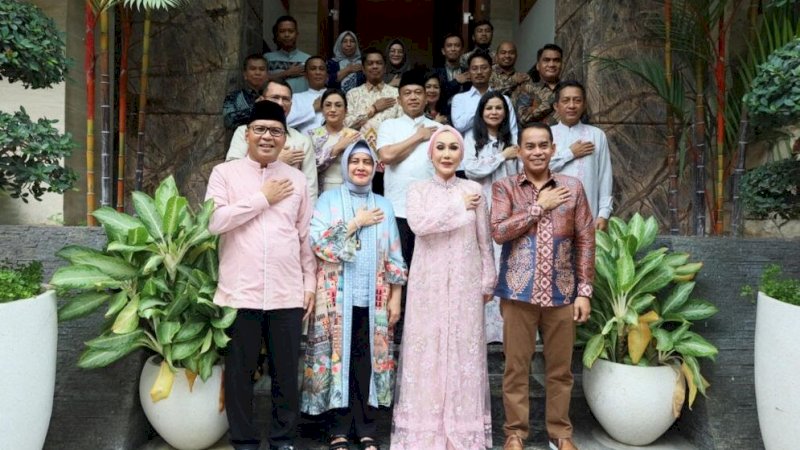 Kapolda sulsel dan istri saat bersilaturahmi ke rumah walikota Makassar  