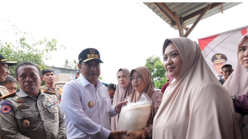 Kunjungi Lokasi Banjir di Luwu, Pj Gubernur Sulsel Beri Bantuan Sembako ke Warga Terdampak