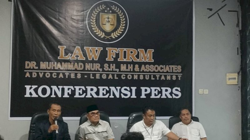 Mantan Rektor UMI Basri Modding bersama penasehatnya menggelar konfrensi pers terkait kadus penggelapan Dana Yayasan sejak masa kepemimpinannya, selasa(16/4)