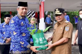 Hari Kesadaran Nasional, Penjabat Gubernur Sulsel Serahkan 4.100 Bibit Pohon dan 2.341 SK PPPK