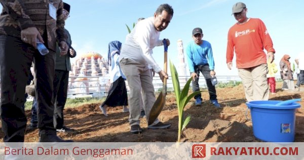 Penanaman Pohon Kelapa Genjah dan Dalam di Taman Religi CPI