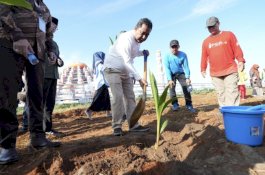 Penanaman Pohon Kelapa Genjah dan Dalam di Taman Religi CPI