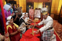 Dewan Adat Saoraja Bone Anugerahi Penjabat Gubernur Bahtiar Gelar Adat Daeng Mappuji