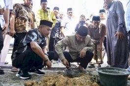 Penjabat Gubernur Lakukan Peletakan Batu Pertama Pembangunan Menara Masjid Nurul Ilmi Himal SMPPSMADAGA Bone