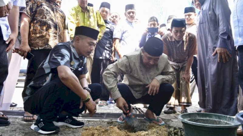 Penjabat Gubernur Lakukan Peletakan Batu Pertama Pembangunan Menara Masjid Nurul Ilmi Himal SMPPSMADAGA Bone