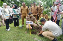 Pemkab Gowa Tanam 8000 Pohon di Tiga Titik