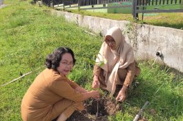 Peringati Hari Bumi, Managemen RSUD Andi Makkasau Tanam Puluhan Batang Pohon