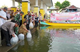 Pj Gubernur Sulsel Kunjungi Soppeng, Tebar 160 Ribu Benih Ikan di Salomate