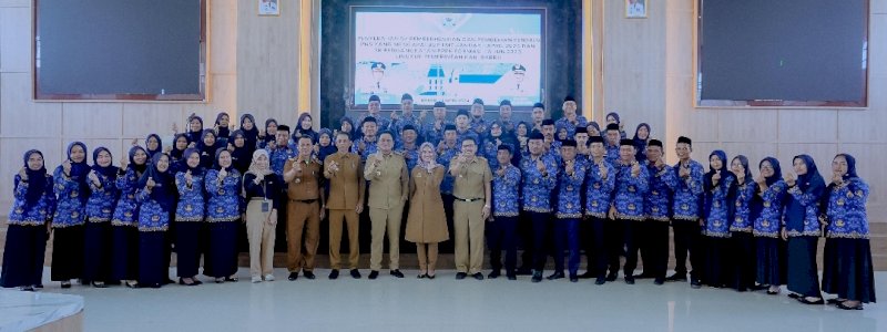 Bupati Barru Serahkan SK Pensiun Bagi 73 PNS dan SK Baru PPPK Bagi 145 Orang