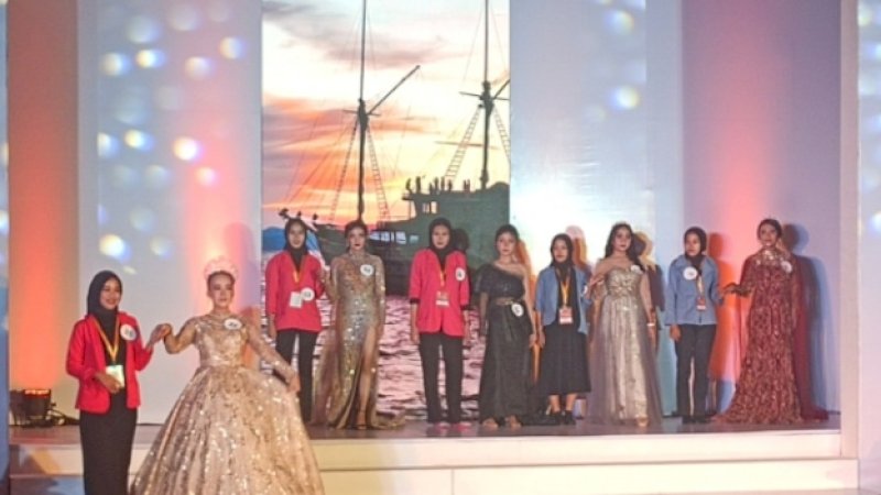 siswa menampilkan fashion show dimana busana dan makeup semua hasil tangan siswa SMKN 6 Makassar, kamis (25/4)