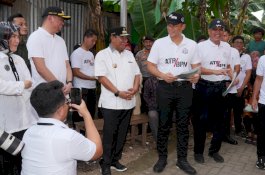 Pj Gubernur Sulsel Dampingi Menteri AHY Serahkan 50 Sertifikat Hasil PTSL di Gowa