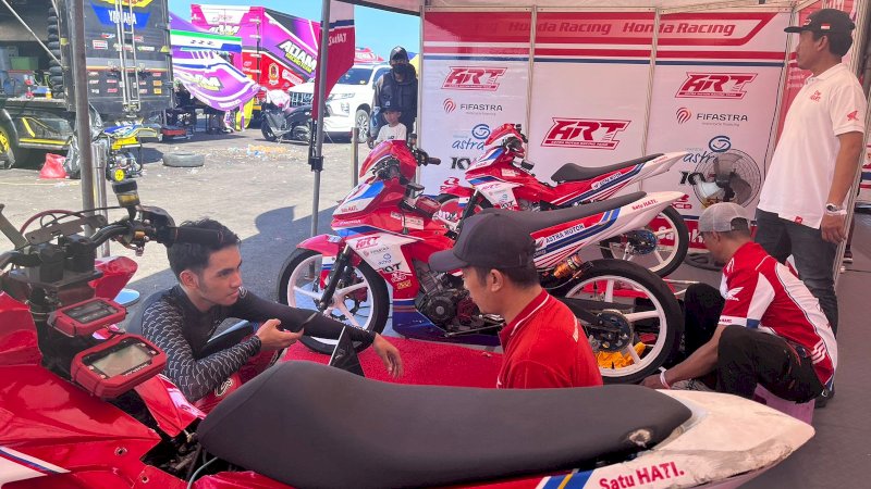 Pebalap Oneprix Ewako Andi dan tim melakukan persiapan sebelum turun ke arena balap