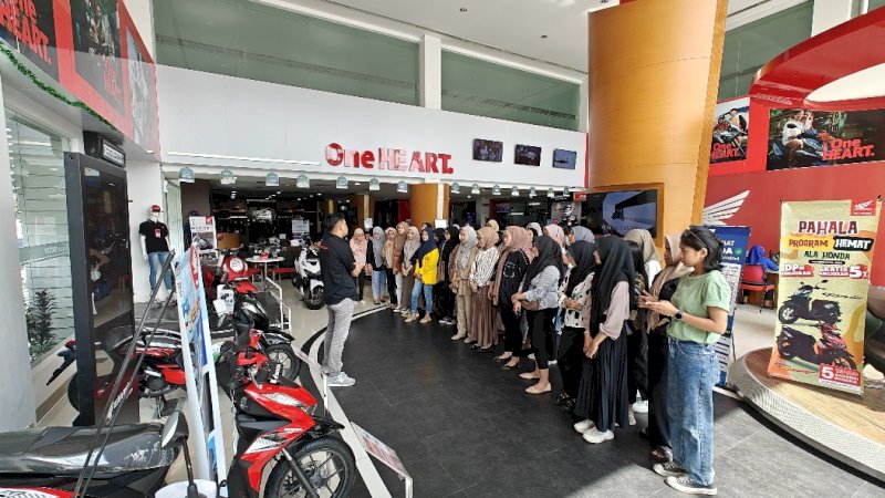 Mahasiswa STIEM dan STIE YPUP melakukan Tour showroom Astra motor Sulawesi selatan