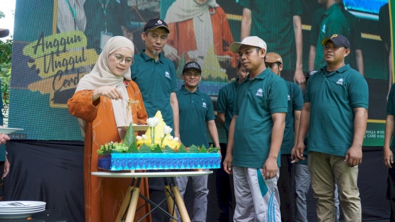 Puncak acara milad ke 40 tahun Athirah di tandai dengan seremoni pemotongan tumpeng 