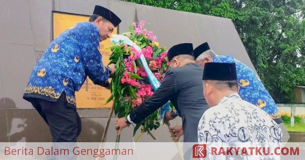 Disdikbud Wajo Tabur Bunga Ditaman Makam Pahlawan Jelang Peringatan Hardiknas 2024