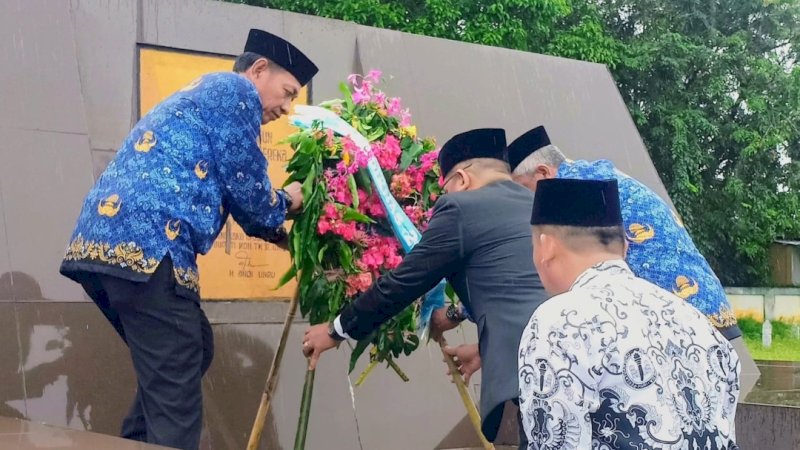 Disdikbud Wajo Tabur Bunga Ditaman Makam Pahlawan Jelang Peringatan Hardiknas 2024