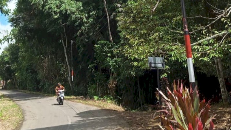 Bantuan instalasi listrik lampu penerangan jalan dari PT Tombolo Energy yang telah terpasang di ruas jalan Desa Tamaona, Kecamatan Tombolo Pao, Kabupaten Gowa.