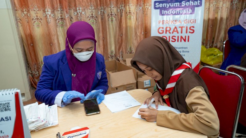 Kegiatan edukasi, pemeriksaan gigi gratis, dan sikat gigi bersama seluruh santri Pondok Pesantren Al Ikhlas Ujung Bone