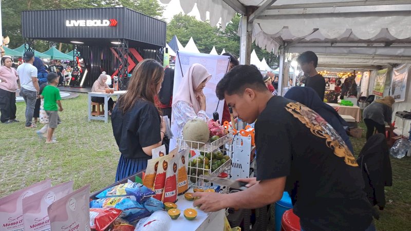 Suasana booth Rumah BUMN PLN Sulselrabar saat acara Pasar Ramadhan APINDO yang diselenggarakan pada 16 Maret - 6 April 2024