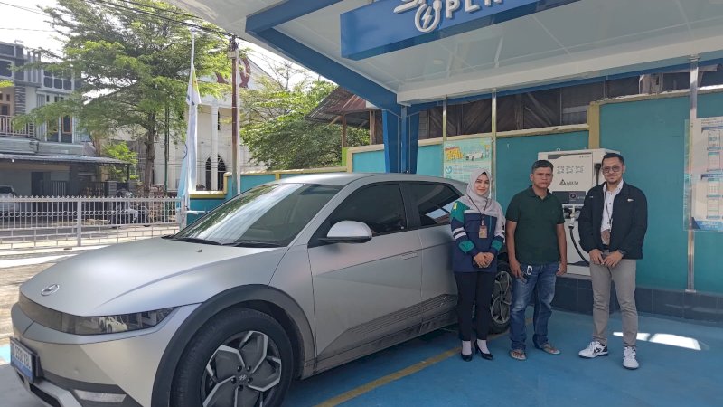 Manager PLN UP3 Palopo, Rathy Shinta Utami (kiri) tengah mendampingi pemilik mobil listrik, Azis (tengah) saat melakukan pengisian daya di SPKLU PLN UP3 Palopo.