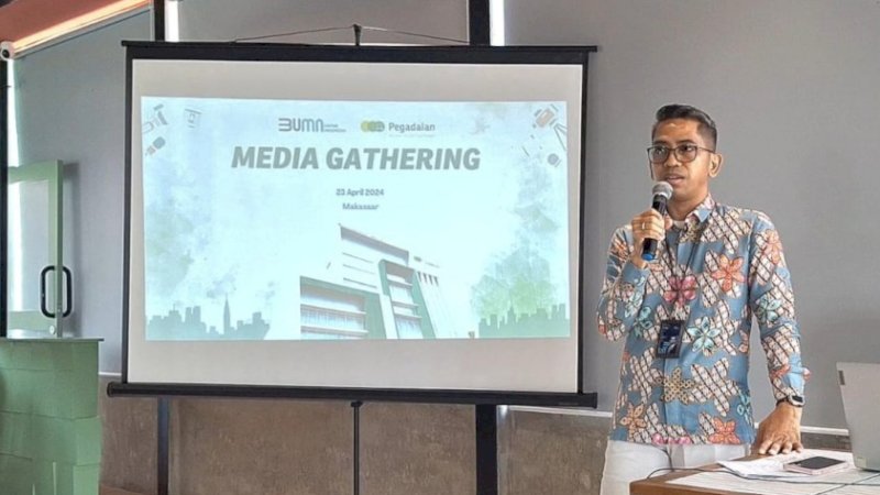 Kepala bagian pemasaran Pegadaian wilayah Makassar Gunawan memaparkan program Gempita Modal Usaha Pegadaian di acara Media Gathering dan Halal bihalal, selasa(23/4)