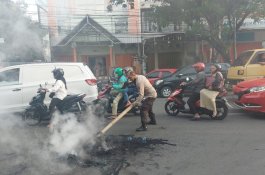 Usai Aksi,  Polisi Langsung Bersihkan Bekas Ban Yang Di Bakar Mahasiswa di Jalan Masjid Raya