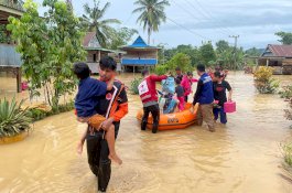 PMI Turunkan Bantuan Hingga Relawan Bantu Evakuasi Warga Korban Banjir dan Longsor di Sulsel