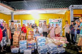 Peduli Korban Banjir, Kapolres Wajo Serahkan Bansos Secara Simbolis di Dua Desa